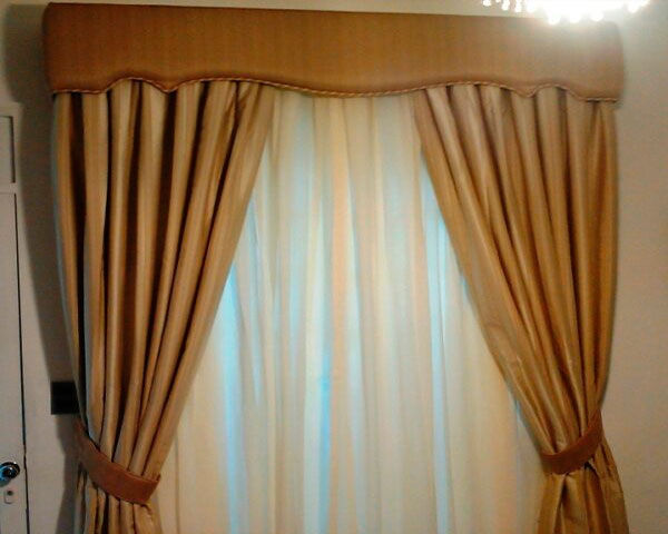 cortinas con cenefas en madera tapizadas